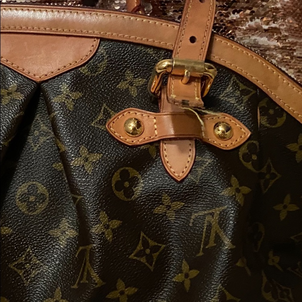 Women’s Handbag LV with serial numbers